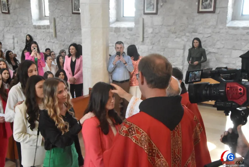(FOTO) GRUDE: SVEČAN DAN ZA BOŽJU ŽUPU! KRIZMANICI U VJERI PRIMILI NEIZBRISIVI DUHOVNI KARAKTER 100