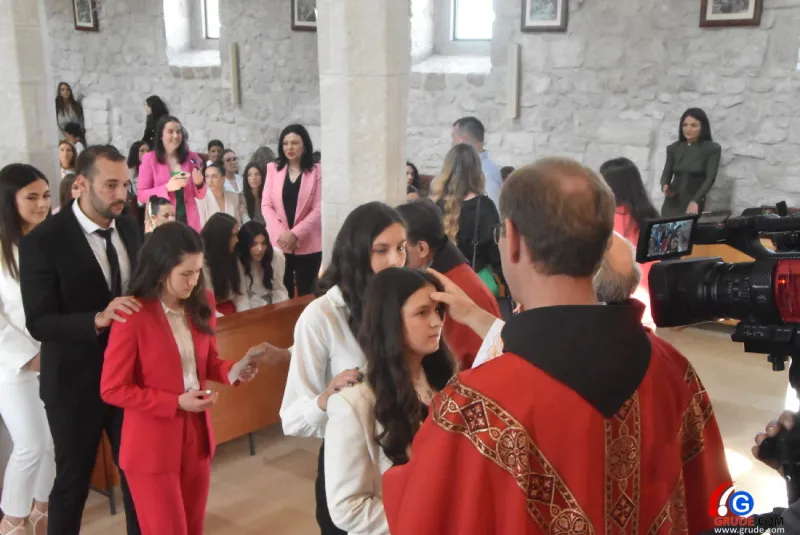 (FOTO) GRUDE: SVEČAN DAN ZA BOŽJU ŽUPU! KRIZMANICI U VJERI PRIMILI NEIZBRISIVI DUHOVNI KARAKTER 101