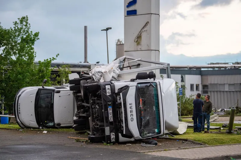 Tornado usmrtio jednu osobu, srušio vrh crkve, isprevrtao kamione...