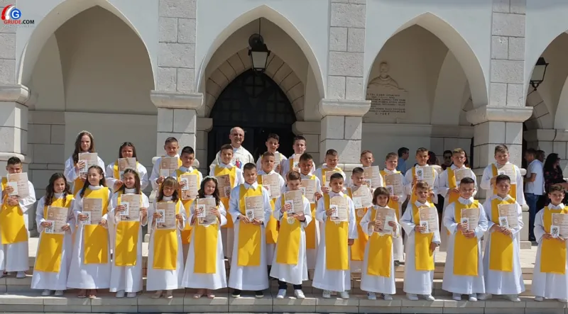 FOTO: Prva sveta pričest u župi Grude! Fra Stanko: Djeco, Gospodin dolazi u vaša srca