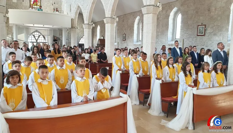 FOTO: Prva sveta pričest u župi Grude! Fra Stanko: Djeco, Gospodin dolazi u vaša srca 1