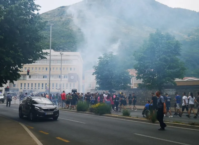Mostar: Baklja maturanata završila na ugostiteljskom objektu, policajac spriječio požar