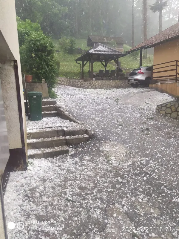 Fotografije užasa kakav se ne pamti: 'Jezivo, razbijeni su auti, kuće' 4