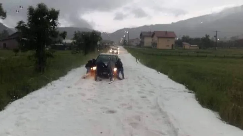 Šokantne fotografije iz Uskoplja: Tuča zabijelila ulice, auti blokirani, kao da je snijeg u prosincu...