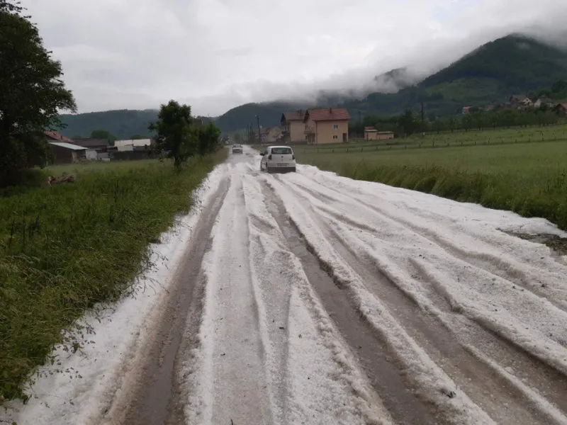 Šokantne fotografije iz Uskoplja: Tuča zabijelila ulice, auti blokirani, kao da je snijeg u prosincu... 2