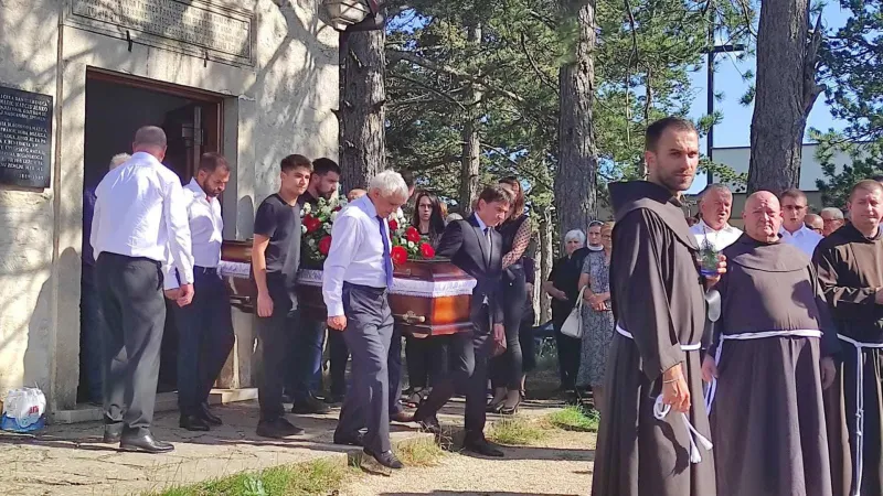 FOTO: Tisuće ljudi na oproštaju od Ivana Dalića, livanjskog učitelja i oca najboljeg izbornika 1