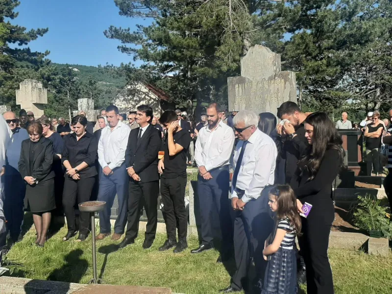 FOTO: Tisuće ljudi na oproštaju od Ivana Dalića, livanjskog učitelja i oca najboljeg izbornika 3