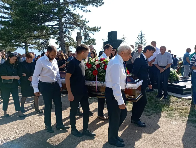 FOTO: Tisuće ljudi na oproštaju od Ivana Dalića, livanjskog učitelja i oca najboljeg izbornika