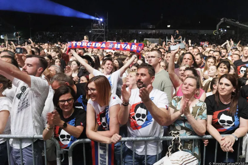 (FOTO) Dalmatinci, Hercegovci, stranci... u transu! Mišo zaplakao na Starom placu: Ovo može samo Split 1