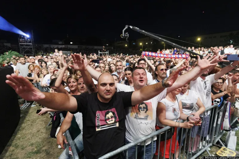 (FOTO) Dalmatinci, Hercegovci, stranci... u transu! Mišo zaplakao na Starom placu: Ovo može samo Split 2