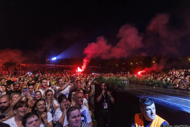 (FOTO) Dalmatinci, Hercegovci, stranci... u transu! Mišo zaplakao na Starom placu: Ovo može samo Split 3