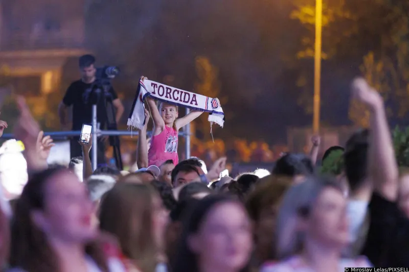 (FOTO) Dalmatinci, Hercegovci, stranci... u transu! Mišo zaplakao na Starom placu: Ovo može samo Split 4