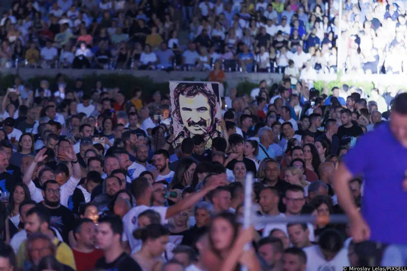 (FOTO) Dalmatinci, Hercegovci, stranci... u transu! Mišo zaplakao na Starom placu: Ovo može samo Split 6