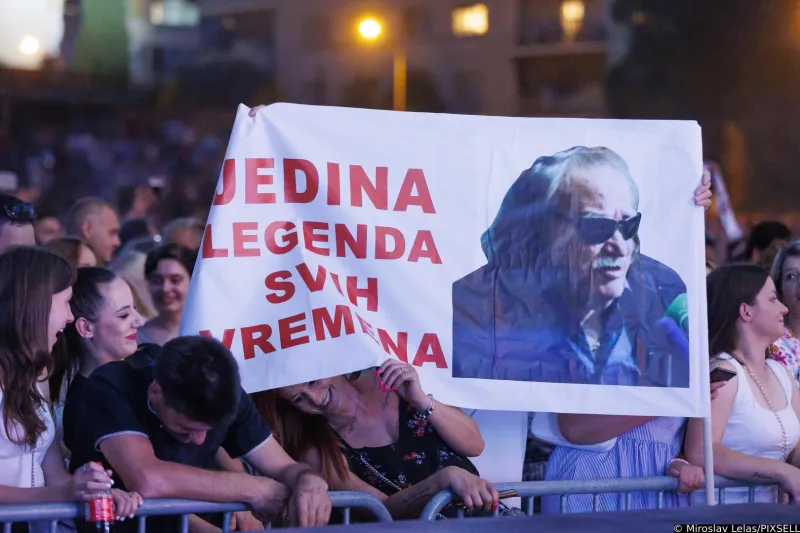 (FOTO) Dalmatinci, Hercegovci, stranci... u transu! Mišo zaplakao na Starom placu: Ovo može samo Split 7