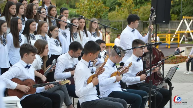 FOTO: Snili su dobra stara vremena, i svog Chopina i Bacha i Liszta... Glazbena škola Grude održala završni koncert