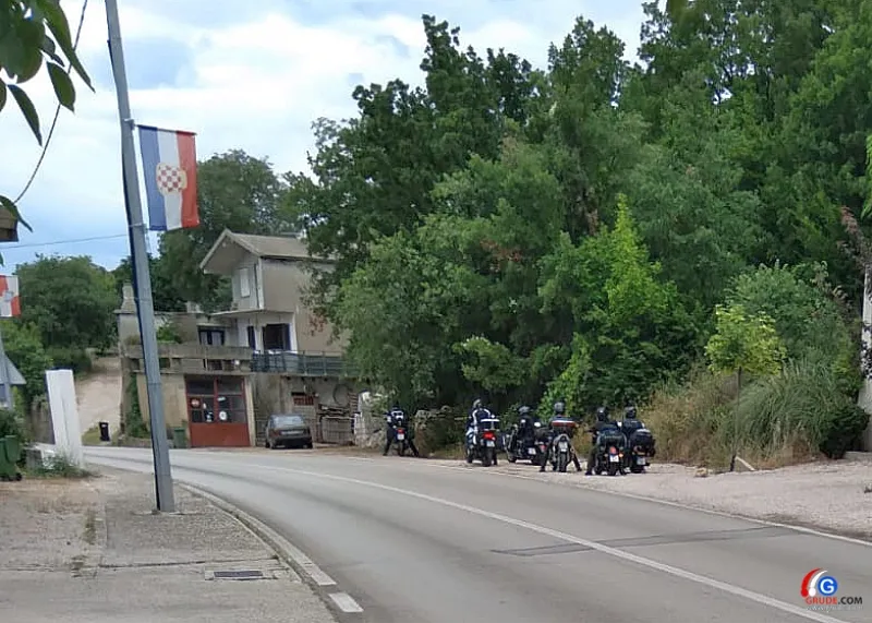 Kao vjesnici ljeta projure, mahnu, odlaze na dalek put... neka ih čuva sveti Kristofor 2