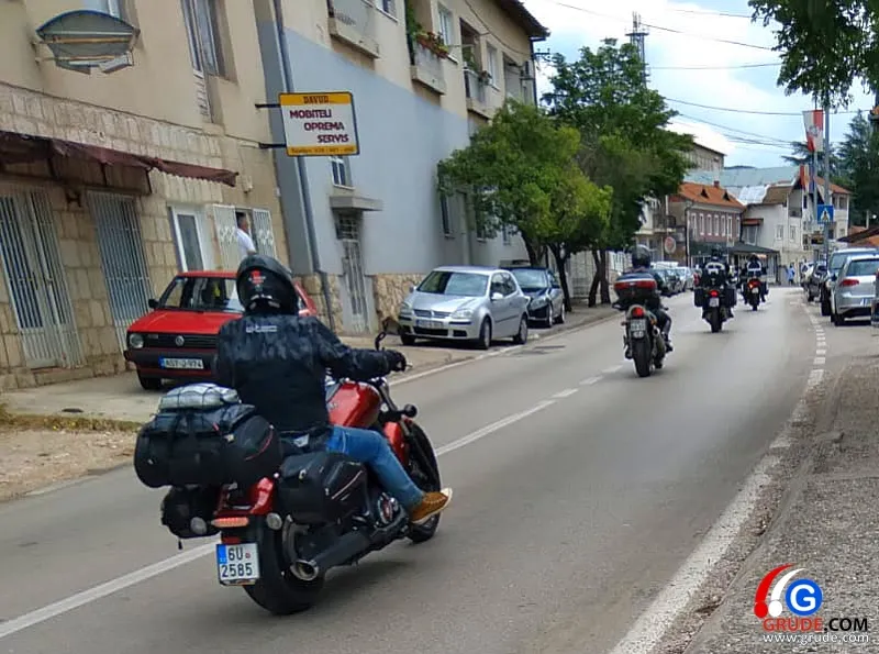 Kao vjesnici ljeta projure, mahnu, odlaze na dalek put... neka ih čuva sveti Kristofor 1