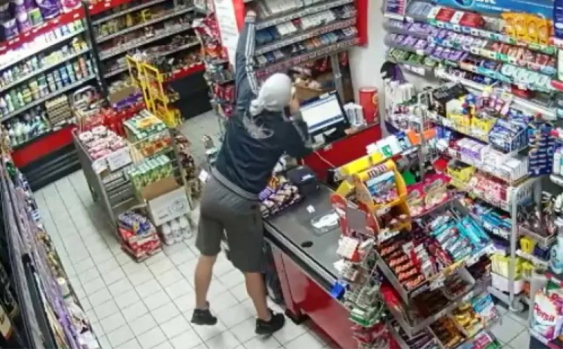 Viteškinja iz Viteza! 32-godišnjak s nožem došao opljačkati trgovinu, radnica ga udarila i izbila mu oružje
