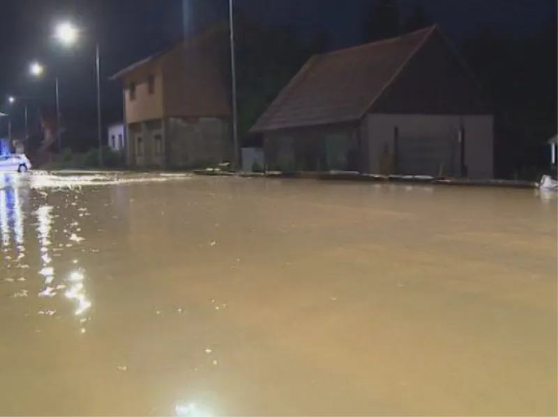 Pred Prijedorčanima duga noć, voda probija nasipe i ulijeva se u objekte