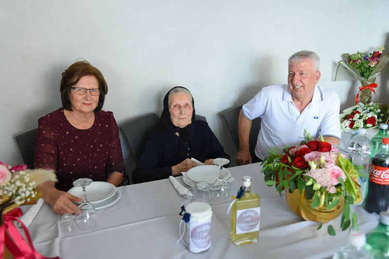 FOTO: ŠIMA MARIĆ U BORAJNI SLAVILA STOTI ROĐENDAN, OKUPILA SE BROJNA OBITELJ 2
