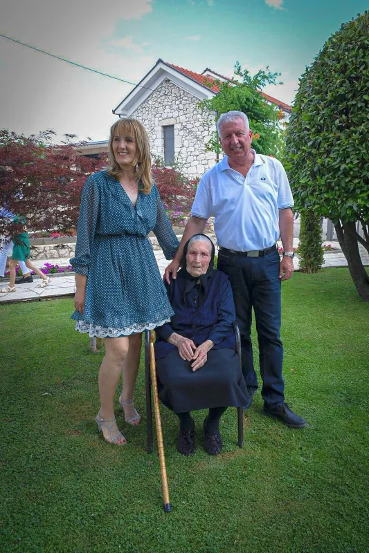 FOTO: ŠIMA MARIĆ U BORAJNI SLAVILA STOTI ROĐENDAN, OKUPILA SE BROJNA OBITELJ 3