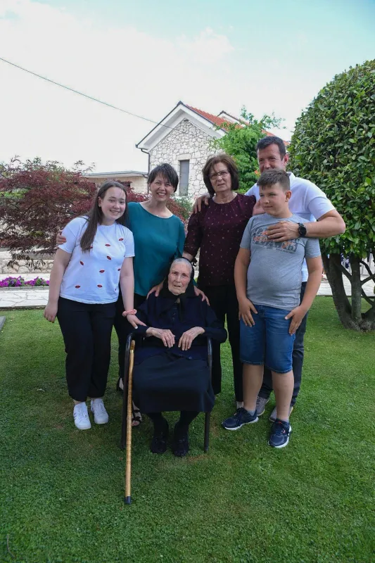 FOTO: ŠIMA MARIĆ U BORAJNI SLAVILA STOTI ROĐENDAN, OKUPILA SE BROJNA OBITELJ 5