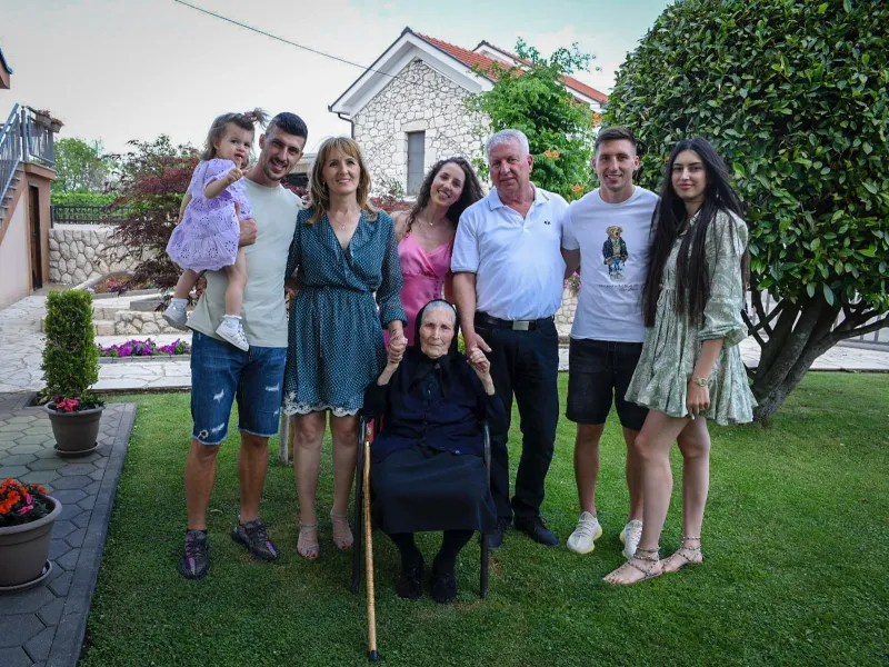 FOTO: ŠIMA MARIĆ U BORAJNI SLAVILA STOTI ROĐENDAN, OKUPILA SE BROJNA OBITELJ 6