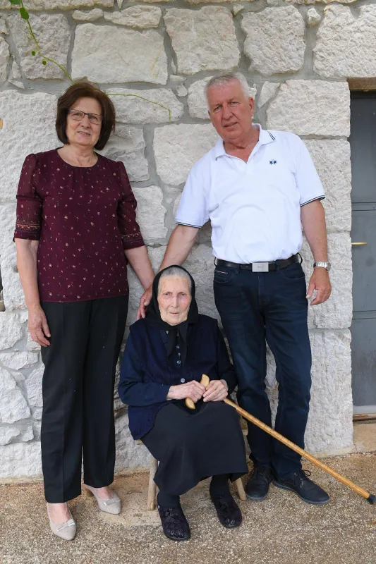 FOTO: ŠIMA MARIĆ U BORAJNI SLAVILA STOTI ROĐENDAN, OKUPILA SE BROJNA OBITELJ 7