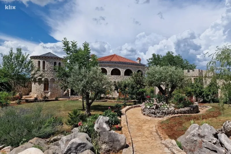 FOTO: Milijunaš se preobratio, došao u Međugorje i tu gradi najljepši dvorac 2