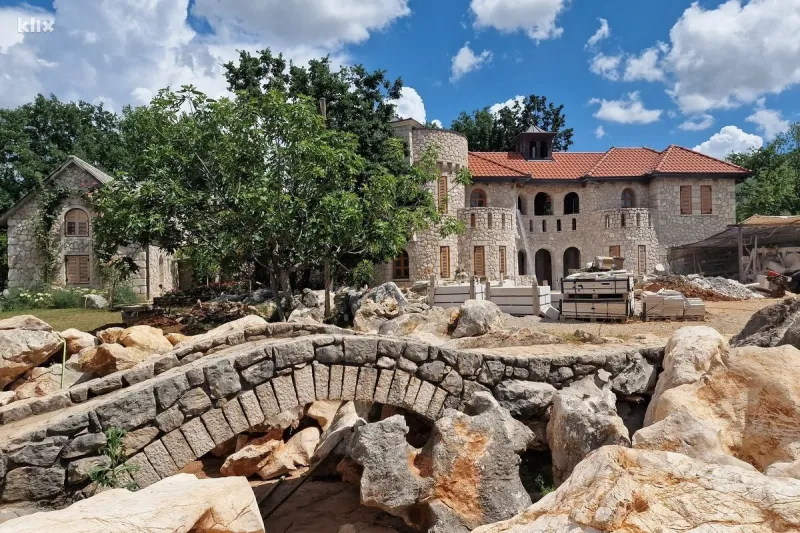 FOTO: Milijunaš se preobratio, došao u Međugorje i tu gradi najljepši dvorac 4