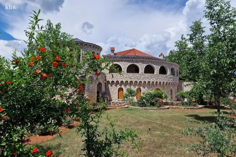 FOTO: Milijunaš se preobratio, došao u Međugorje i tu gradi najljepši dvorac 5