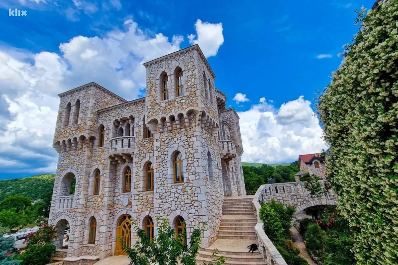 FOTO: Milijunaš se preobratio, došao u Međugorje i tu gradi najljepši dvorac 8