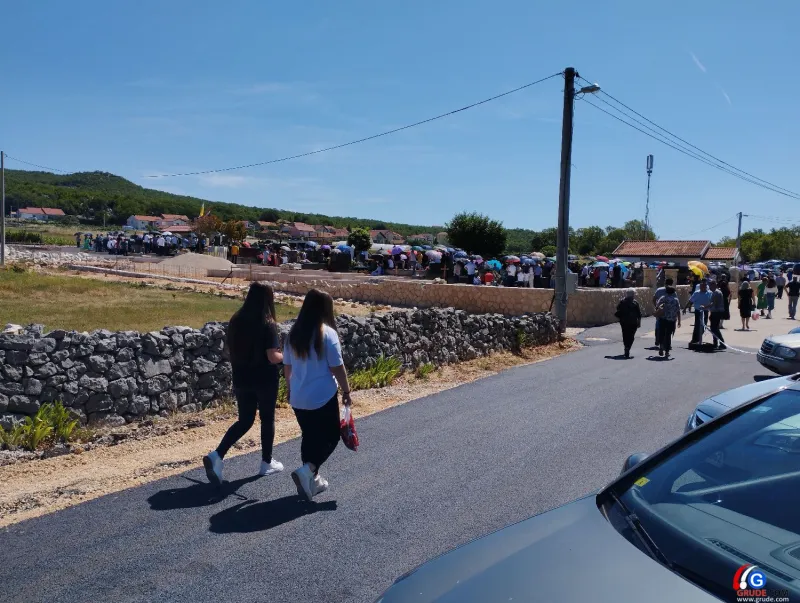 (FOTO) Brašančevo okupilo mnoštvo vjernika na Višnjici! Blagoslovljena novoizgrađena kapelica 1