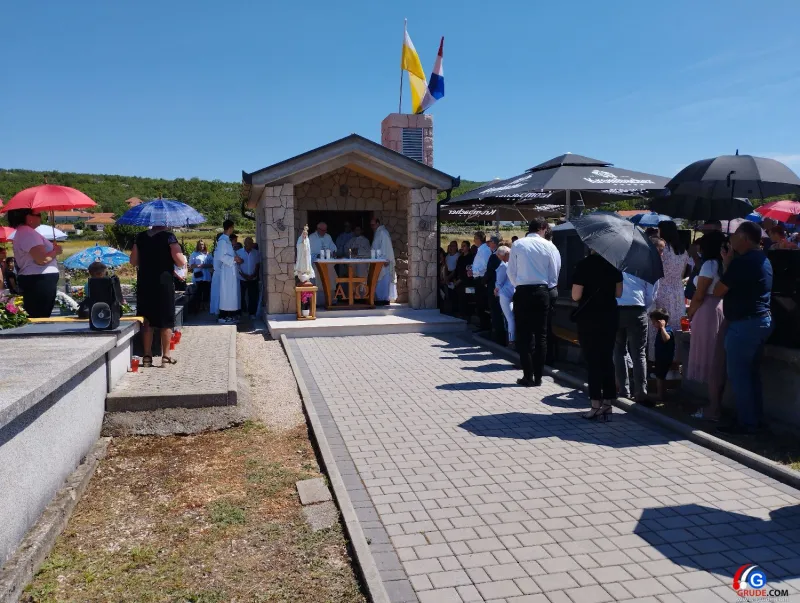 (FOTO) Brašančevo okupilo mnoštvo vjernika na Višnjici! Blagoslovljena novoizgrađena kapelica 2