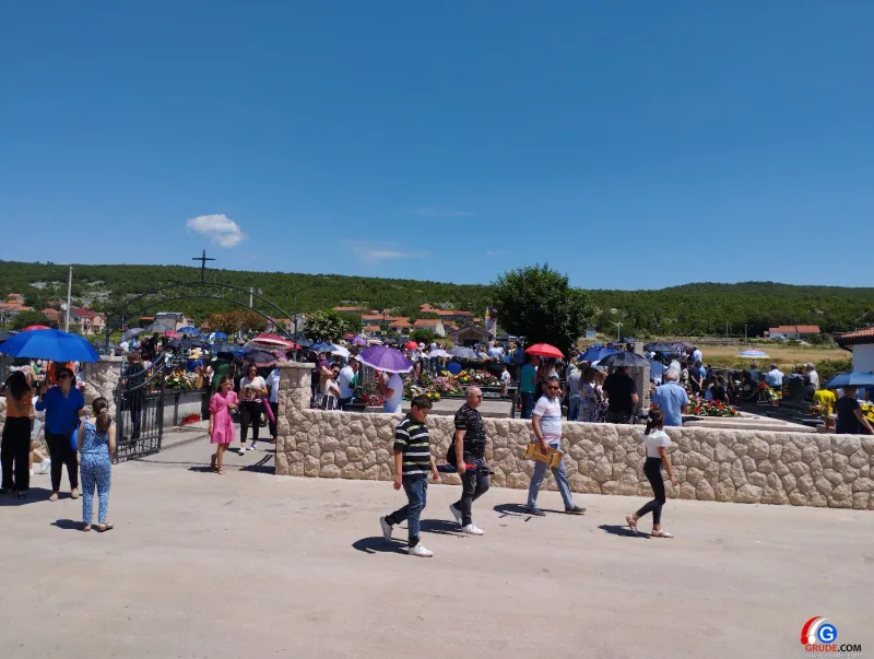 (FOTO) Brašančevo okupilo mnoštvo vjernika na Višnjici! Blagoslovljena novoizgrađena kapelica 5