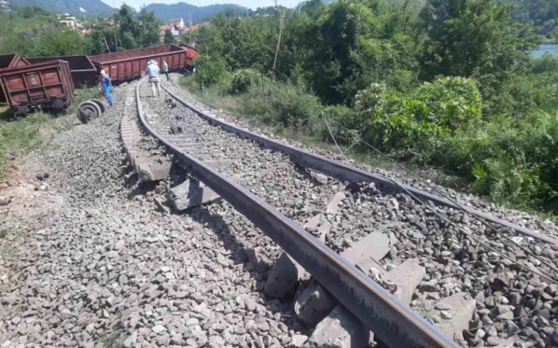 KONJIC: 12 vagona teretnog vlaka iskočilo iz tračnica
