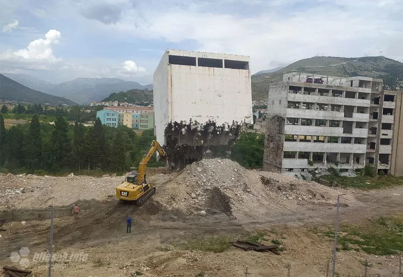 Konačno srušena zgrada Žitoprometa u Mostaru, bagerist jedva izvukao živu glavu