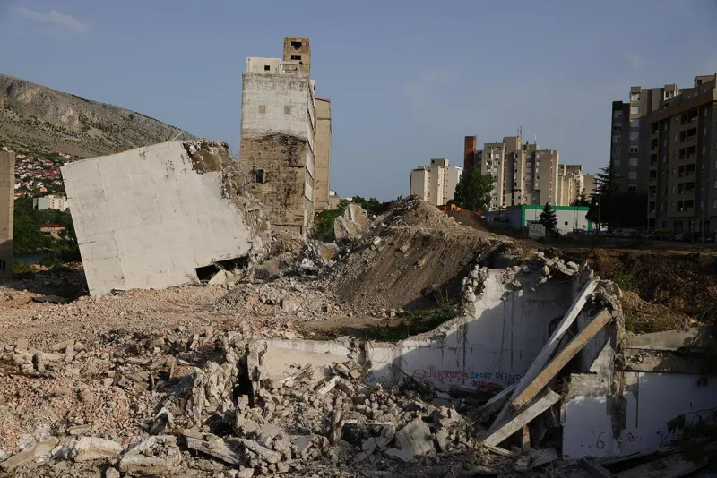 Konačno srušena zgrada Žitoprometa u Mostaru, bagerist jedva izvukao živu glavu 1