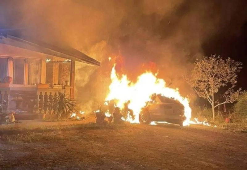 Zapalio automobil i kuću