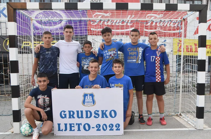 FOTO: Grudsko ljeto i druge večeri sadržajno! Marin Šunjić u ulozi golmana igrača zabio 6 golova! Program se nastavlja u nedjelju!