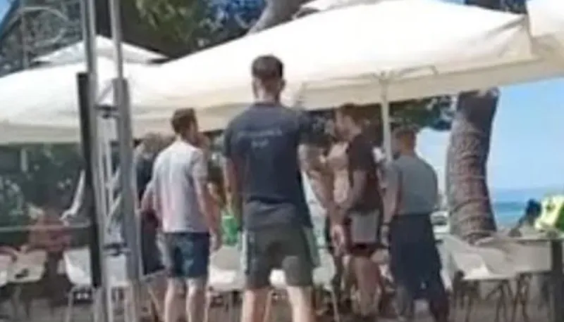 Kaos u Makarskoj! Prodavač vikao 'kukuruz, kukuriku', pa ga zaštitari došli legitimirati! Razbijale se čaše, letjele šake...