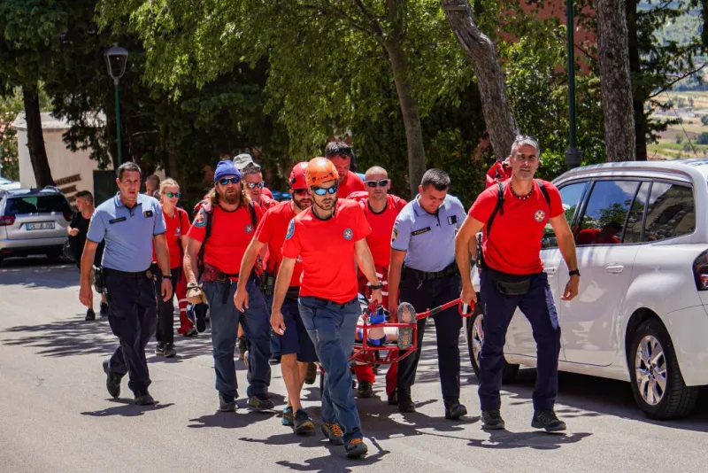 IMOTSKI: Teško ozlijeđeni turist izvučen iz grotla Modrog jezera 1