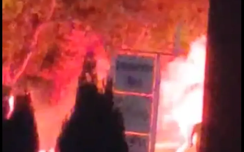 VIDEO KAOSA U MOSTARU: Veležovi navijači napali žitelje Rudnika, ljudi se borili za život!