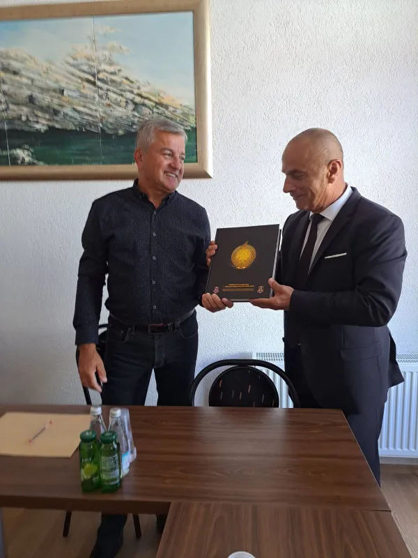 FOTO: Ministar Begić predsjedniku UDIVDR HVO HB Tomiću poklonio monografiju Bušića 1