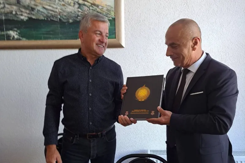 FOTO: Ministar Begić predsjedniku UDIVDR HVO HB Tomiću poklonio monografiju Bušića