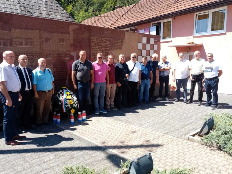 FOTO: Ministar Begić predsjedniku UDIVDR HVO HB Tomiću poklonio monografiju Bušića 2