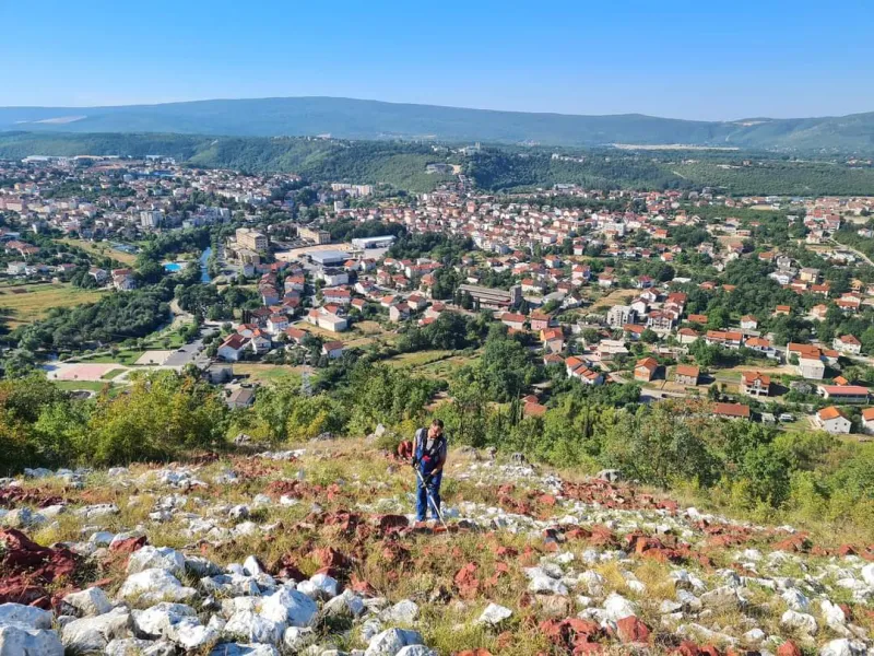 Tradicionalno očišćen hrvatski grb iznad Širokog Brijega