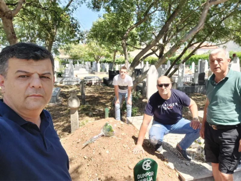 Mostar: Otac mladića koji je vrijeđao na grobu pokojne Hurije ispričao se i sa sinom položio cvijeće