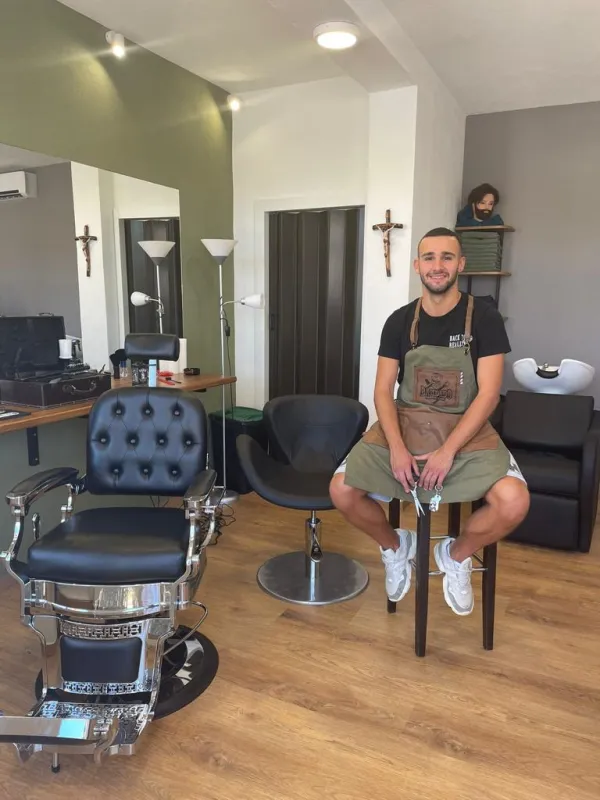 FOTO: OTVOREN JE BARBER MATE! Nogometni genij Mate Čolak u svom frizerskom salonu radi najbolje frizure 2