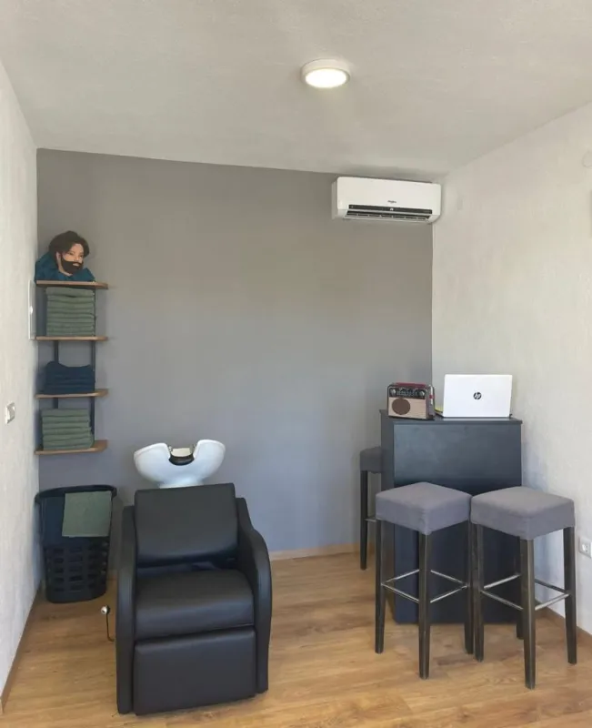FOTO: OTVOREN JE BARBER MATE! Nogometni genij Mate Čolak u svom frizerskom salonu radi najbolje frizure 5